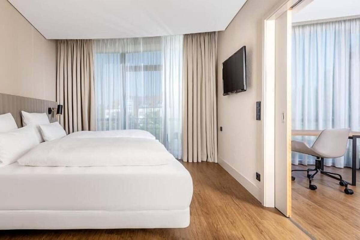 Premium bedding, in-room safe, desk, blackout drapes