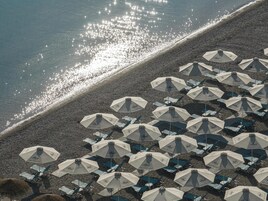 Sillas reclinables de playa, sombrillas, toallas de playa