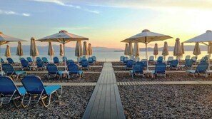 Sun-loungers, beach umbrellas, beach towels - Alkyon Resort Hotel & Spa (Velo-Vocha)