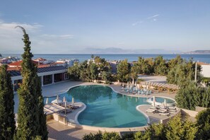 3 outdoor pools, pool umbrellas, sun loungers