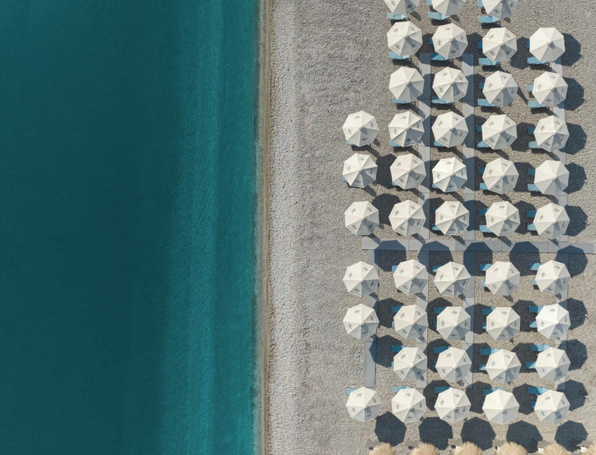 Liegestühle, Sonnenschirme, Strandtücher