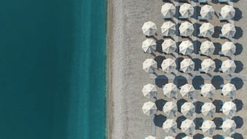 Liegestühle, Sonnenschirme, Strandtücher