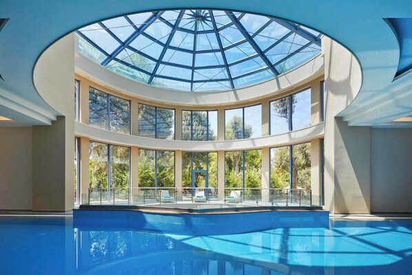 3 outdoor pools, pool umbrellas, sun loungers