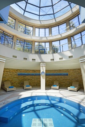 Couples treatment room(s), sauna, Turkish bath/hammam, body treatments