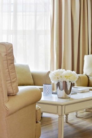 Studio Suite Junior | Khu phòng khách | TV 40-inch có truyền hình vệ tinh 