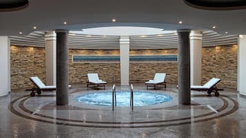3 outdoor pools, pool umbrellas, sun loungers