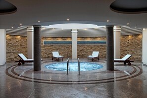 3 outdoor pools, pool umbrellas, sun loungers