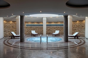 3 outdoor pools, pool umbrellas, pool loungers