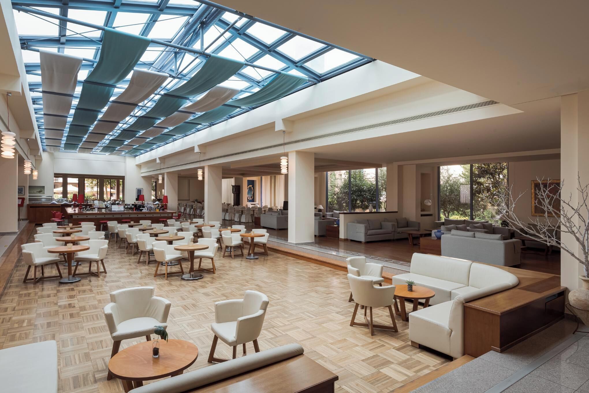 Mediterrane Küche, Blick auf den Garten 