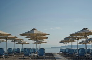 In Strandnähe, Liegestühle, Sonnenschirme, Strandtücher