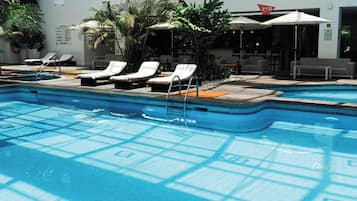 Inomhuspool med öppettider 05.30 till 20.00, och solstolar