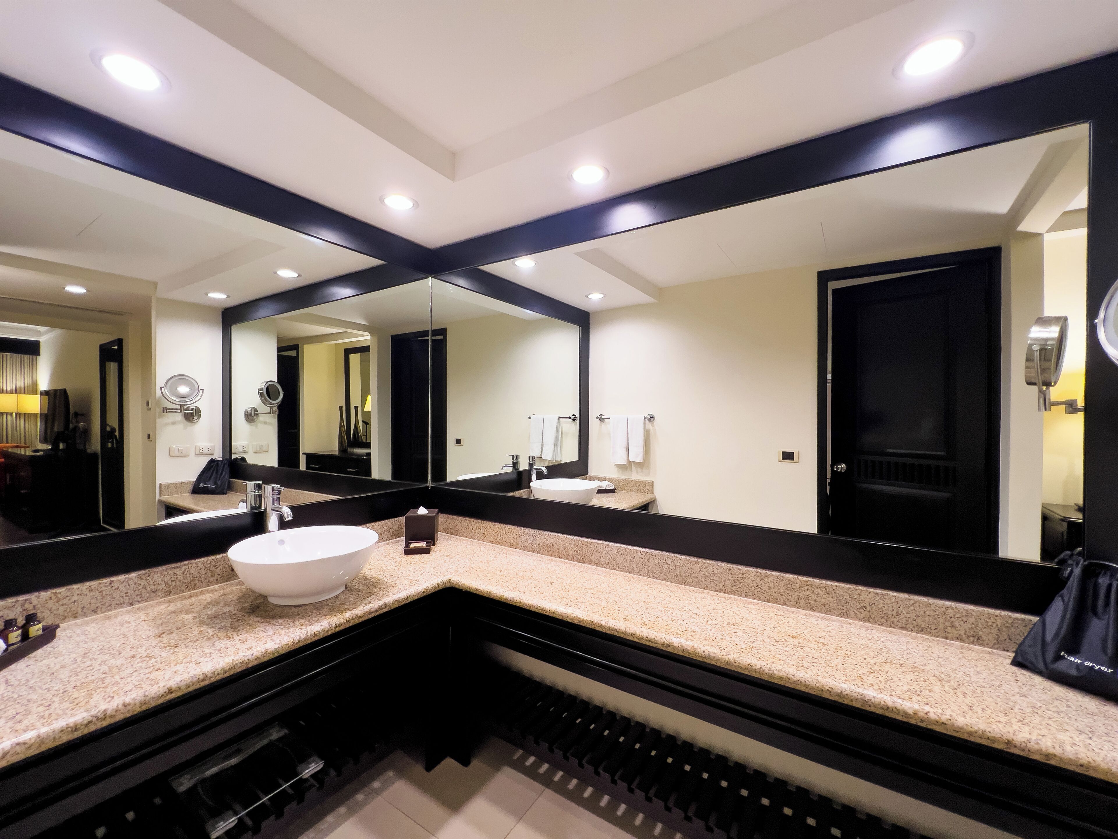 suite deluxe | bathroom | combined shower/bathtub, deep-soaking bathtub, rainfall showerhead