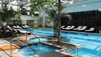 Sisäuima-allas avoinna 5.30–20.00, aurinkotuoleja