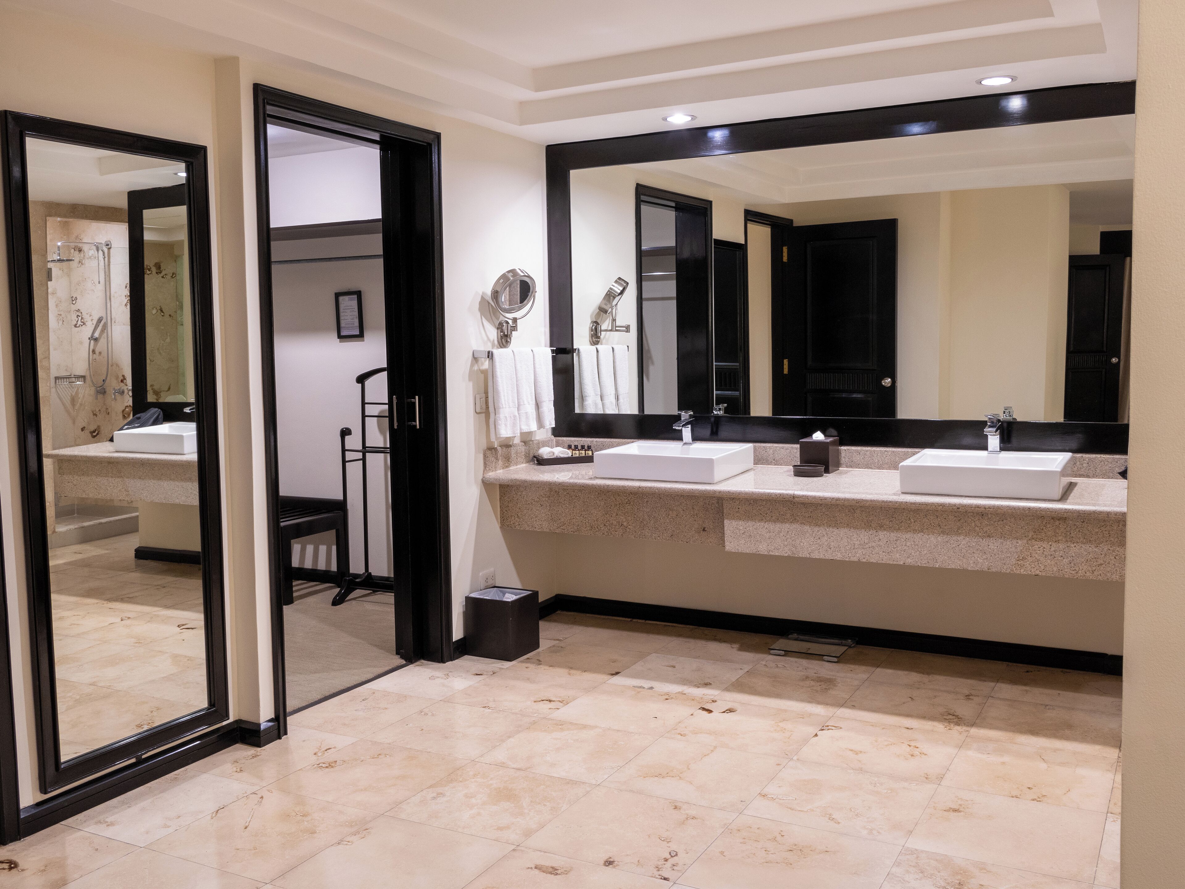signature suite | bathroom | combined shower/bathtub, deep-soaking bathtub, rainfall showerhead