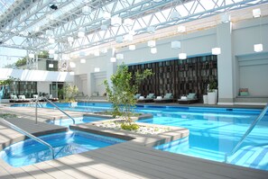 Una piscina cubierta (de 05:30 a 20:00), tumbonas