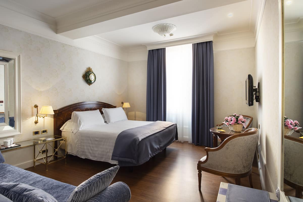 Chambre Triple Junior, 1 lit double et 1 canapé-lit