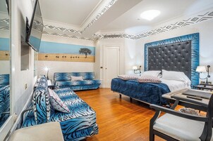 Hypo-allergenic bedding, in-room safe, blackout drapes, soundproofing