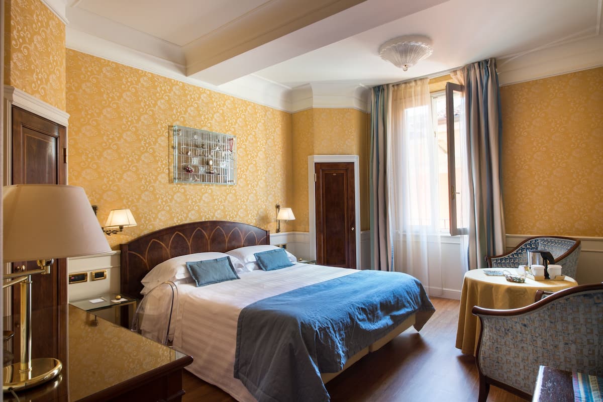 Hypo-allergenic bedding, in-room safe, blackout drapes, soundproofing