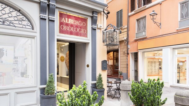 Een gevel met een bord waarop 'ALBERGO OROLOGIO' staat.
