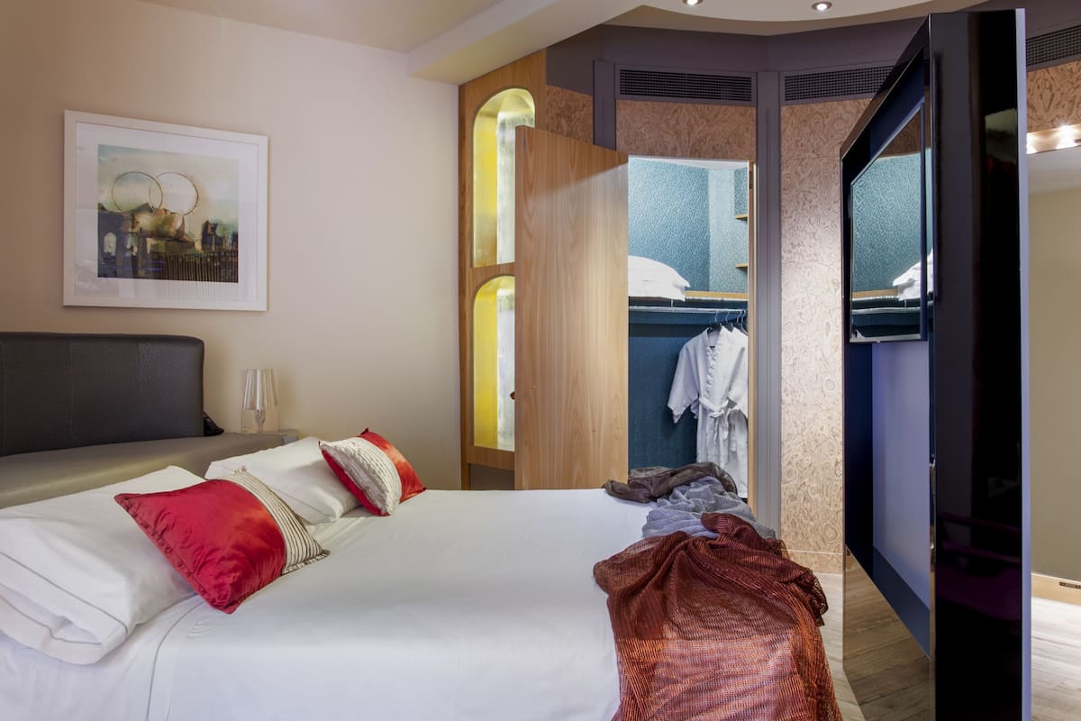 Hypo-allergenic bedding, in-room safe, blackout drapes, soundproofing