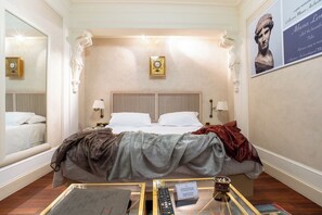 Triple Room "Athena Lemnia" 1 double/twin bed with sofa bed | Hypo-allergenic bedding, in-room safe, blackout drapes, soundproofing - Art Hotel Orologio (Bologna)