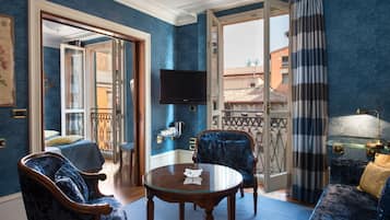 Suite, 1 Double Bed with Sofa bed | Hypo-allergenic bedding, in-room safe, blackout drapes, soundproofing