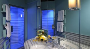  Apartment Deluxe Dépandance Corte | Bathroom | Eco-friendly toiletries, hair dryer, bathrobes, slippers - Art Hotel Orologio (Bologna)