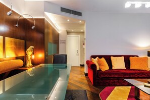 Studio, 1 Queen Bed, Annex Building | Down duvets, minibar, in-room safe, desk