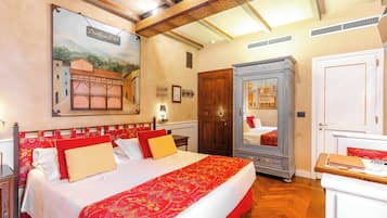Een hotelkamer met een groot bed, een houten garderobe, een spiegel en een schilderij aan de muur.