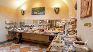 Un buffet proposant une variété de plats et d’ustensiles de service.