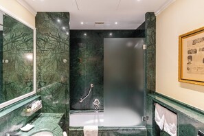 Deluxe Double or Twin Room | Bathroom