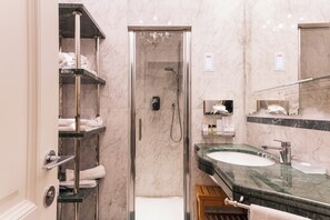 Luxe appartement, 1 queensize bed met slaapbank, bijgebouw | Badkamer | Gratis toiletartikelen, een haardroger, badjassen, pantoffels