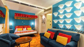 Suite Junior | Copriletto in piuma, minibar, una cassaforte in camera, una scrivania