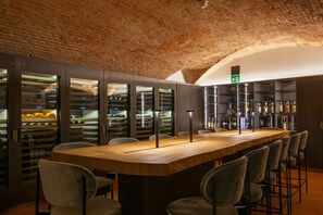 Breakfast, lunch and dinner served - Hotel Corona d'Oro (Bologna)