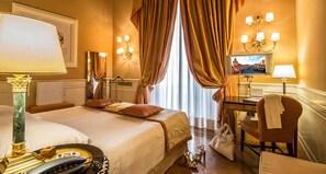 Suite, 1 cama King size y sofá cama | Ropa de cama de alta calidad, edredón y minibar 