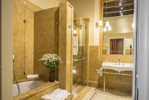 Suite Deluxe, 2 habitaciones, para fumadores | Baño | Amenidades de baño ecológicas, secadora de cabello, pantuflas, bidet