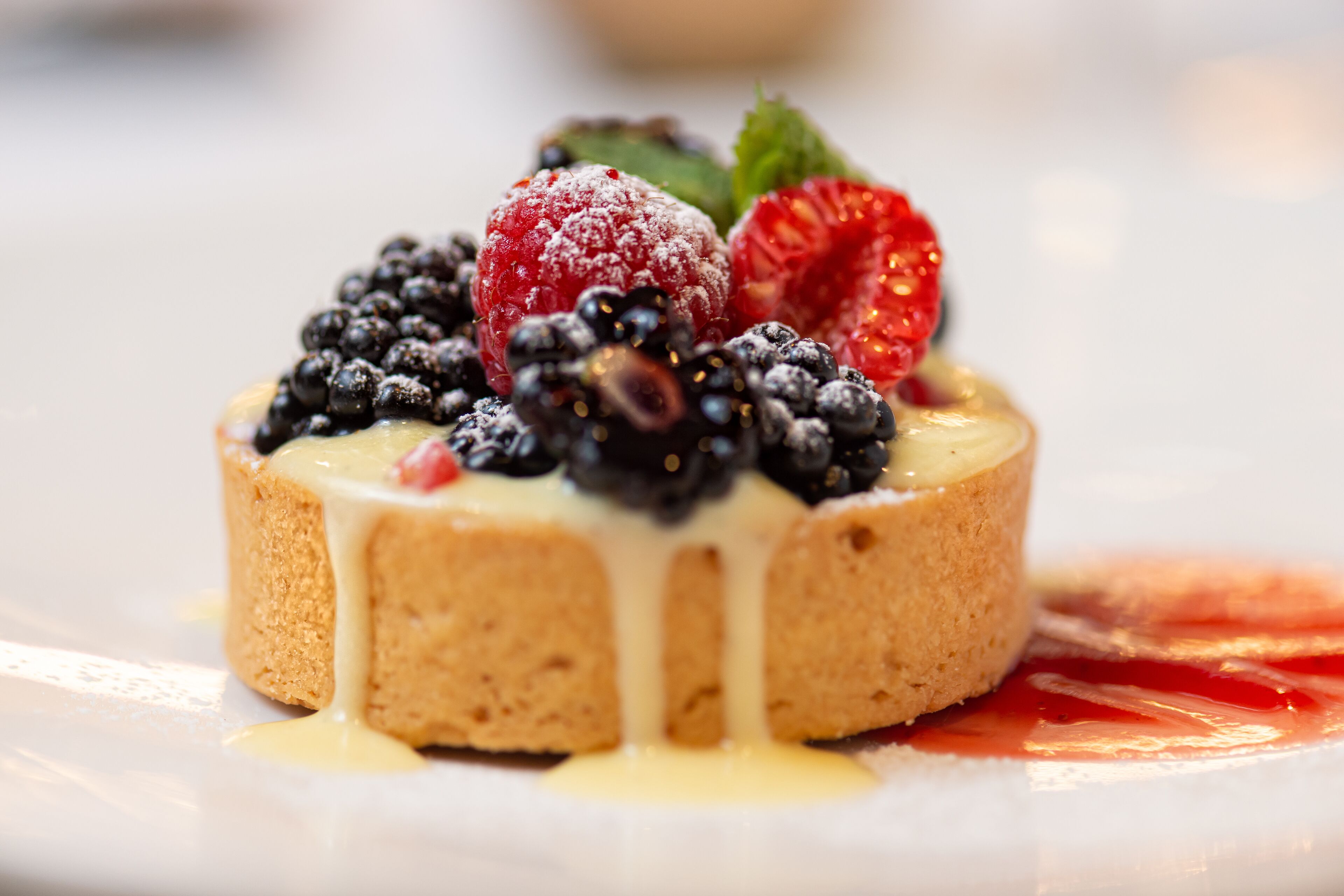 Postre amb nabes i nata sobre un plat blanc.