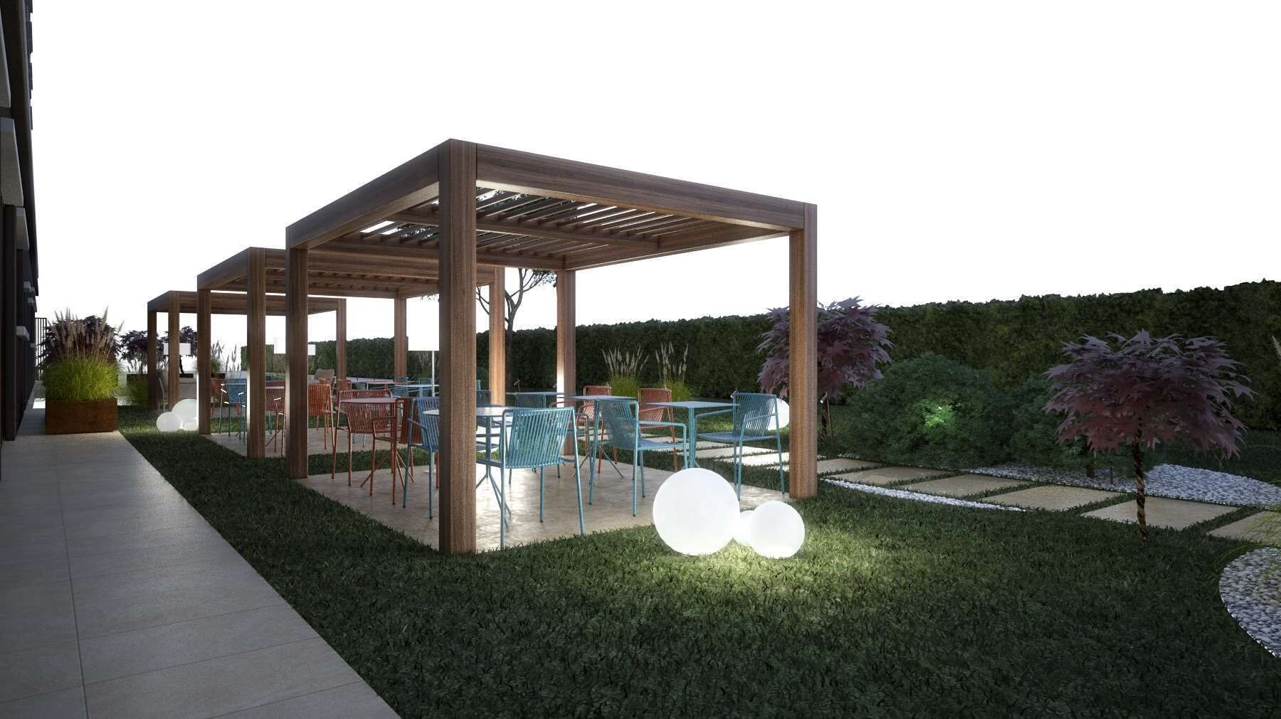 Eine Terrasse im Freien mit Holz-Pergola, mehreren Tischen und Stühlen sowie einem gepflegten Garten.
