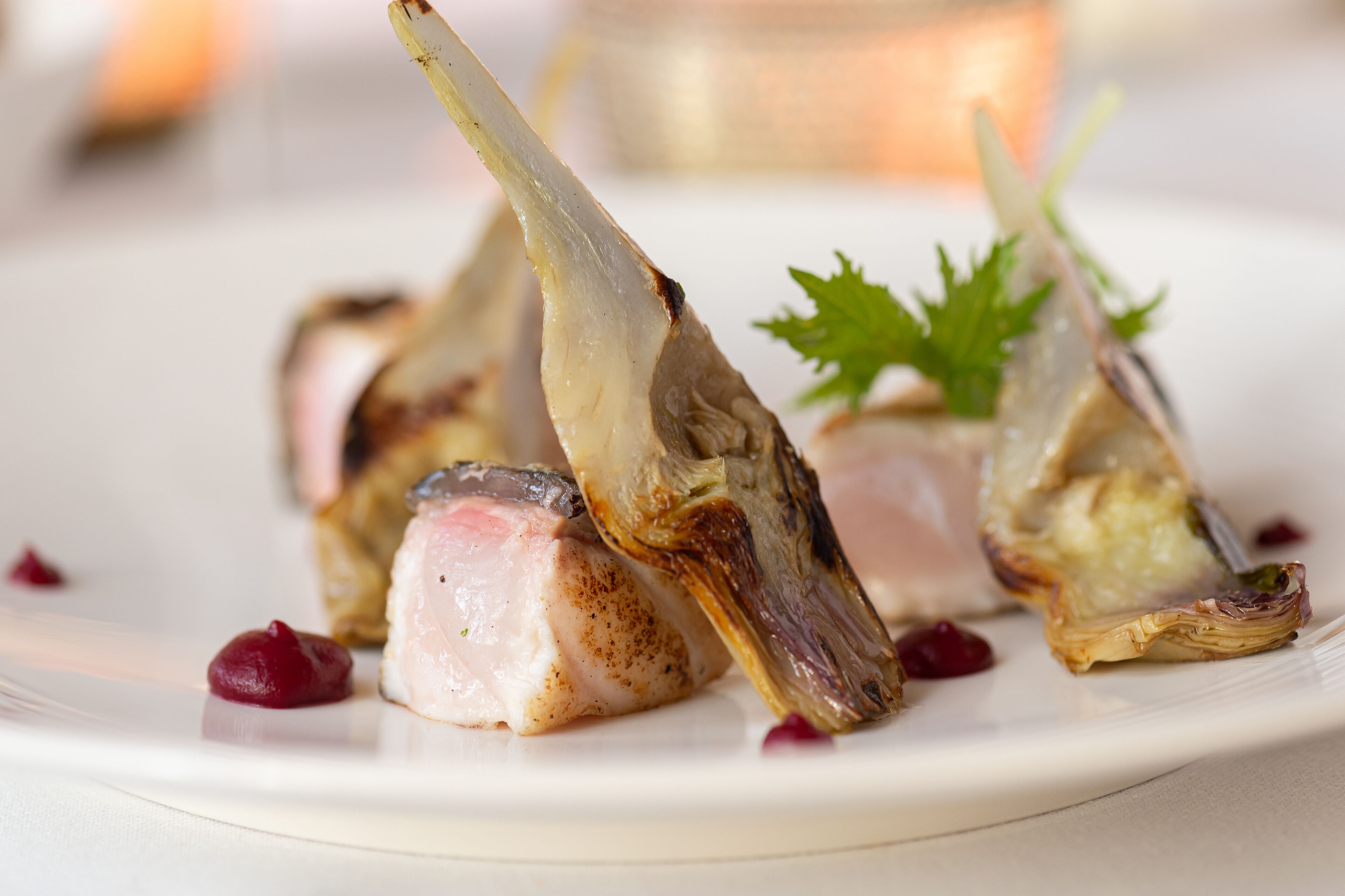 Ein Teller mit einer Mahlzeit, darunter vermutlich ein Stück Fleisch und etwas Gemüse.