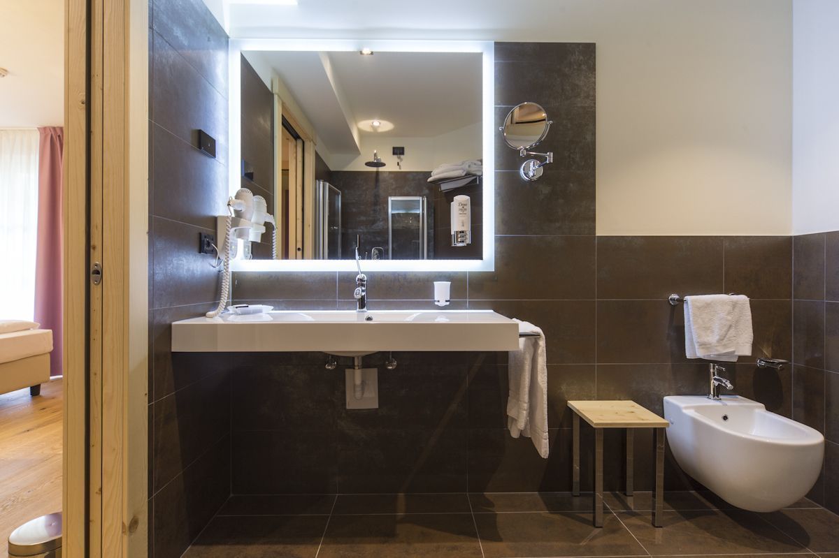 junior double room | bathroom | free toiletries, hair dryer, bathrobes, bidet