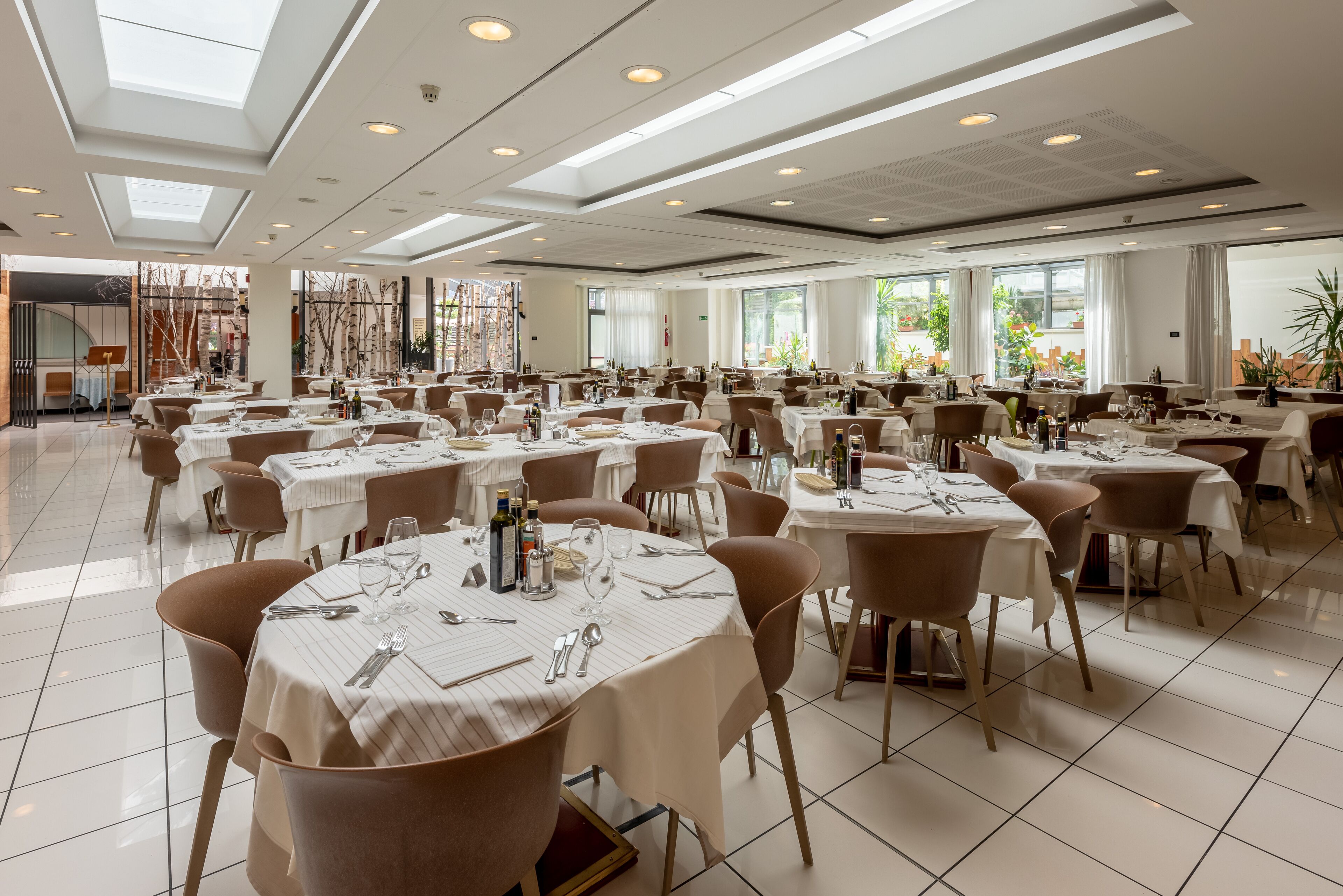 2 restaurants, breakfast served