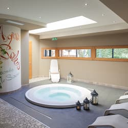 Indoor spa tub