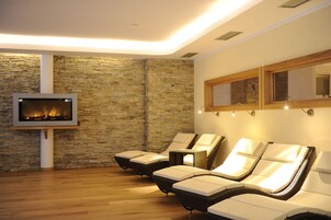 Salas de tratamiento para parejas, un sauna, una bañera de hidromasaje