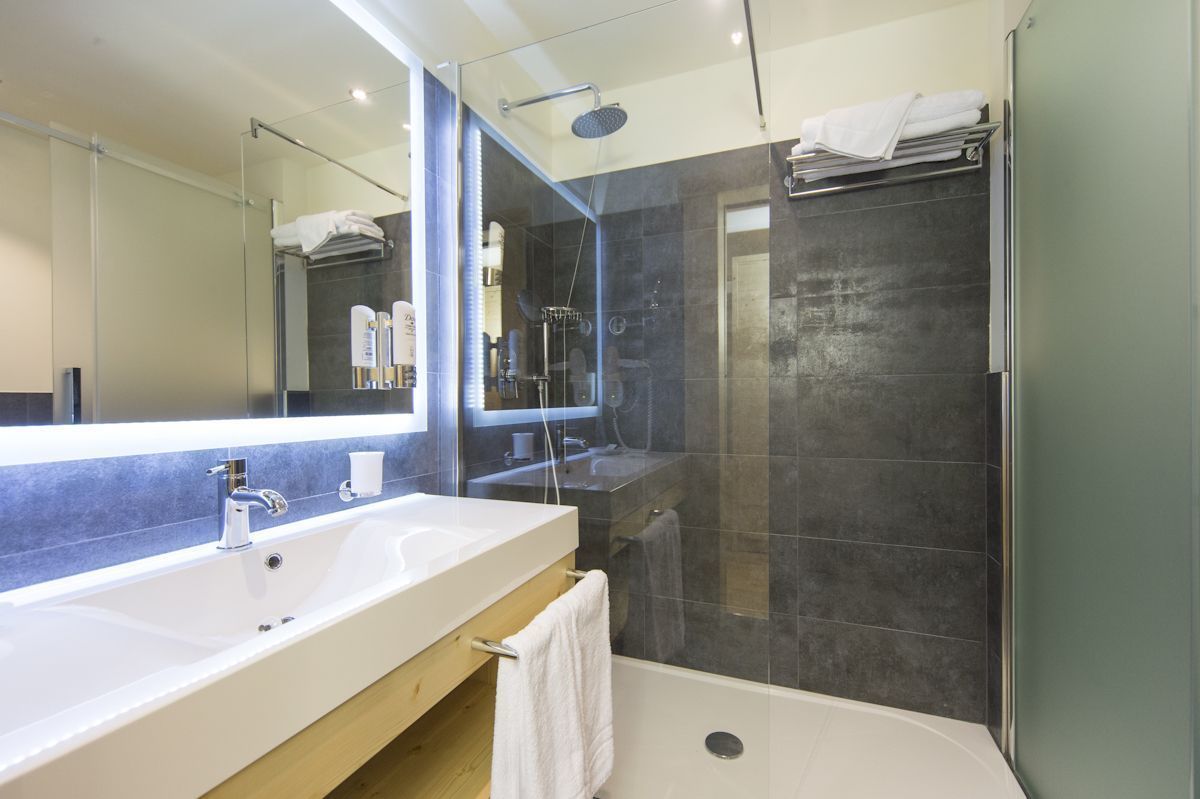 junior quadruple room | bathroom | free toiletries, hair dryer, bathrobes, bidet