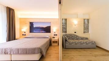 Junior-Vierbettzimmer | 1 Schlafzimmer, Daunenbettdecken, Minibar, Zimmersafe