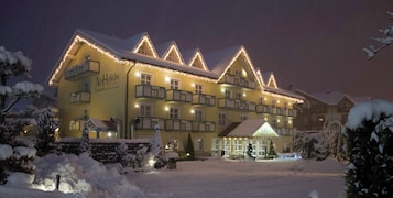 Fachada de la propiedad por la tarde o noche