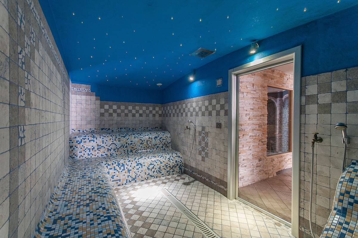 couples treatment room(s), sauna, hot tub, turkish bath/hammam
