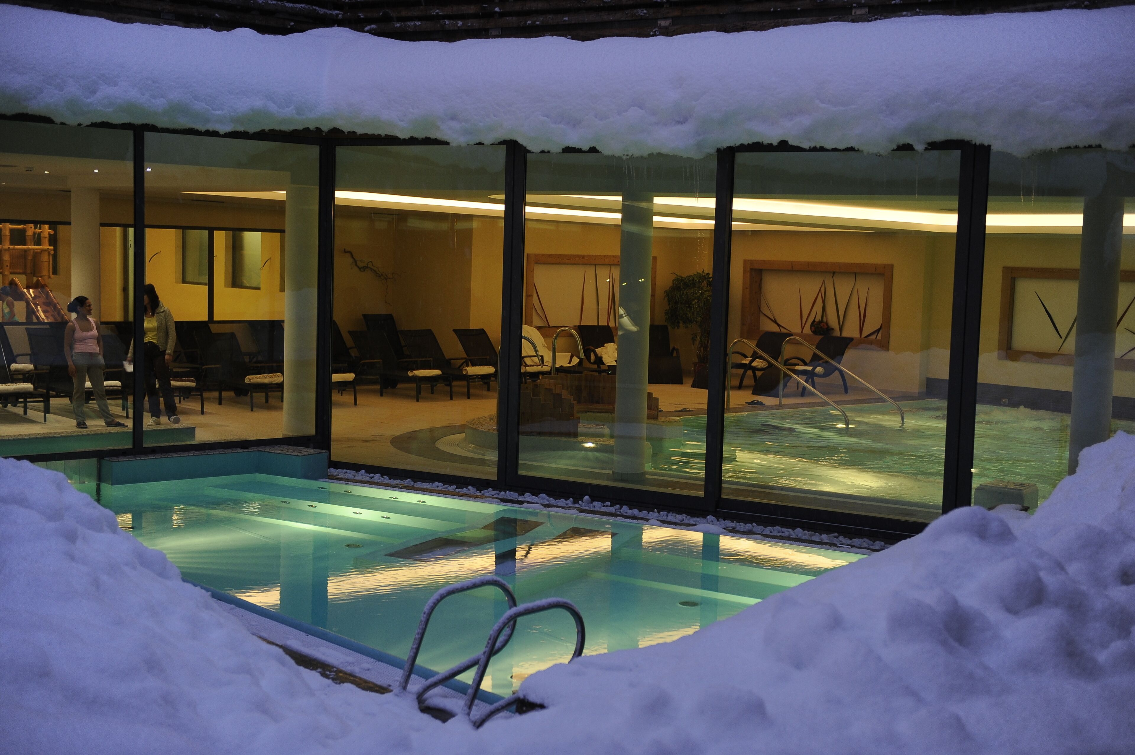 Kolam renang indoor dan kolam renang outdoor, dengan kursi berjemur