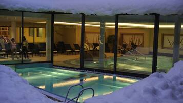 Kolam renang indoor dan kolam renang outdoor, dengan kursi berjemur