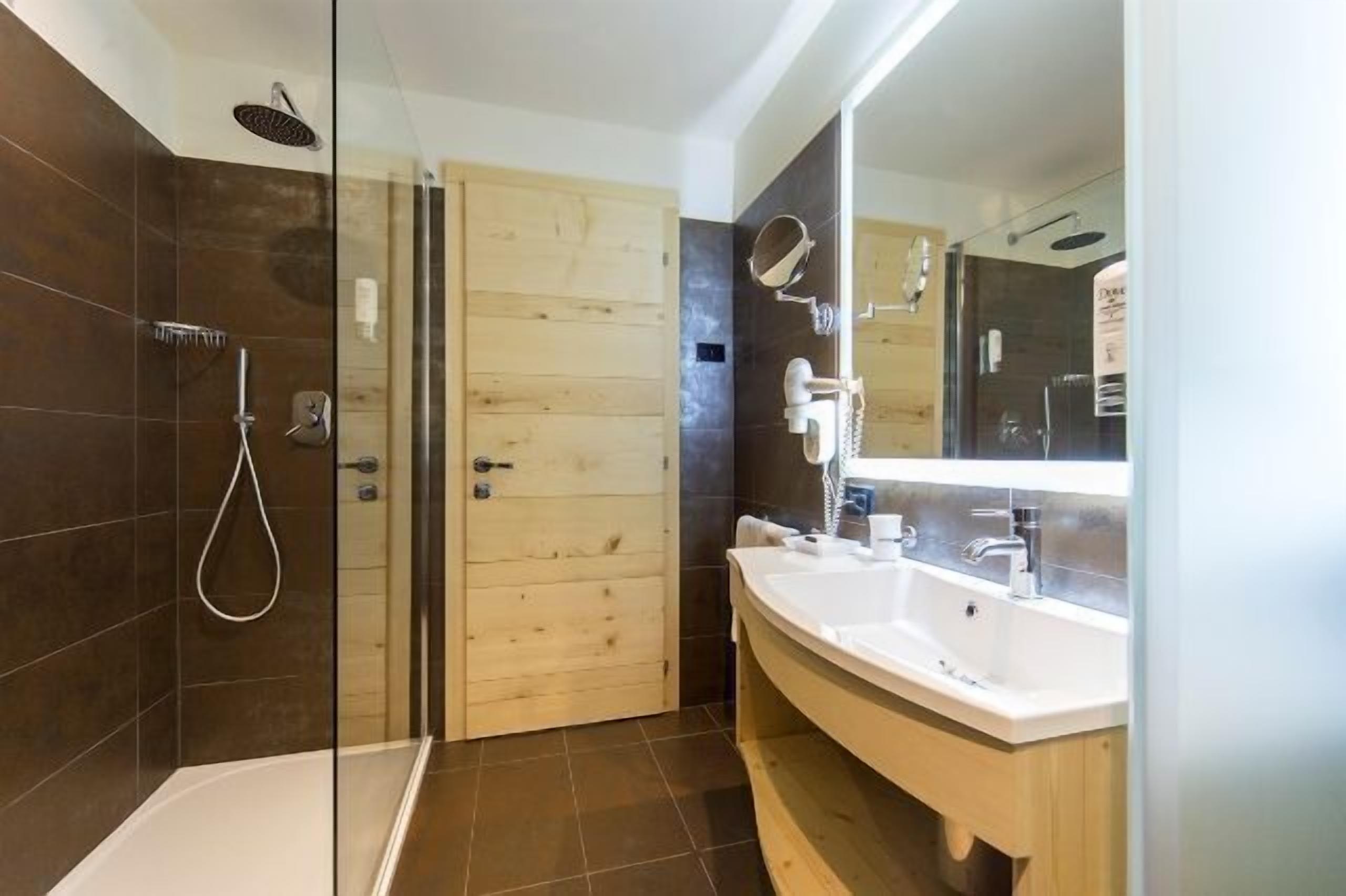 junior double room | bathroom | free toiletries, hair dryer, bathrobes, bidet